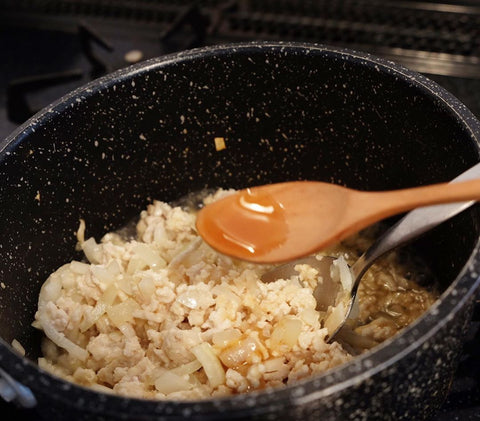 鶏そぼろの料理中