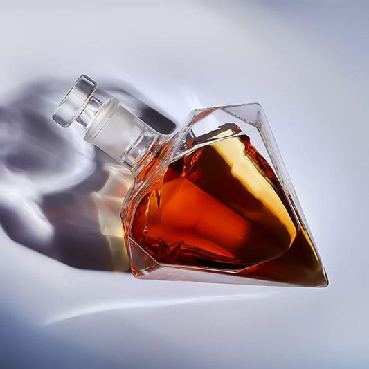 https://cdn.shopify.com/s/files/1/0024/9046/6373/products/diamond_whisky_decanter_2.jpg?v=1667330157&width=533