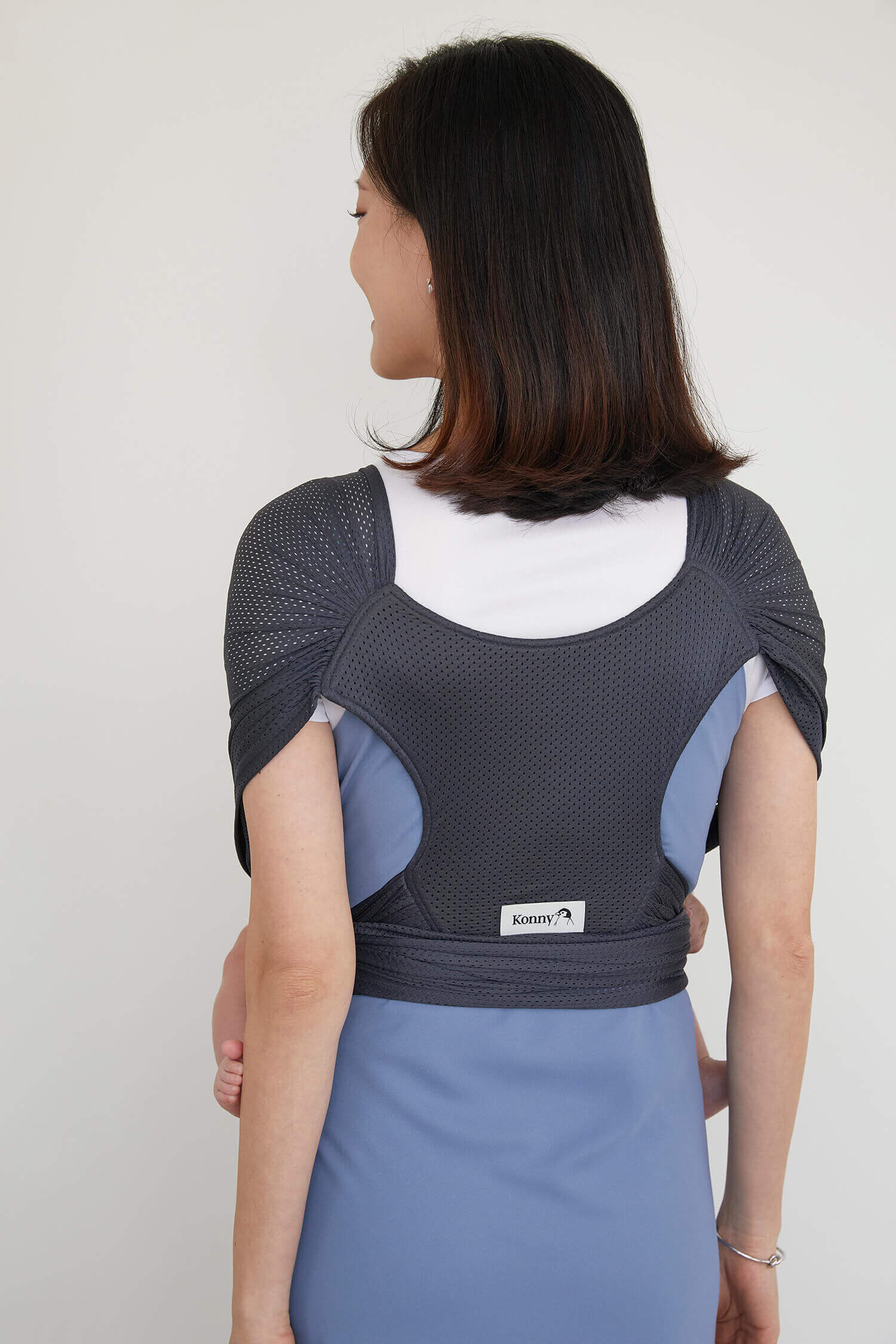 An ultra-lightweight and hassle-free baby wrap carrier, designed to look great, alleviates back/shoulder pain and helps babies fall asleep quickly and soundly.