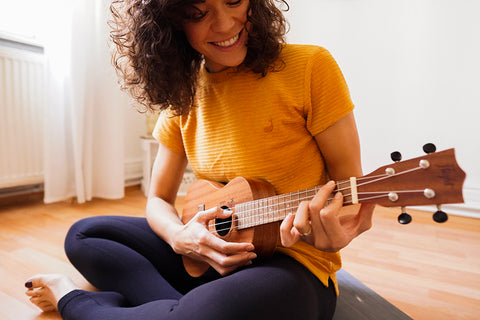 Ukulele-Anfängerin mit Flight Ukulele