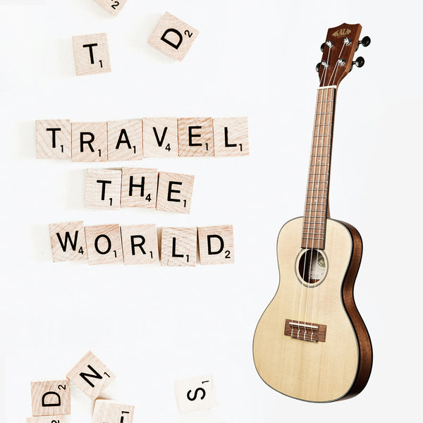 Kala Travel Uke mit Spruch aus Scrabble Buchstaben "Travel the World"