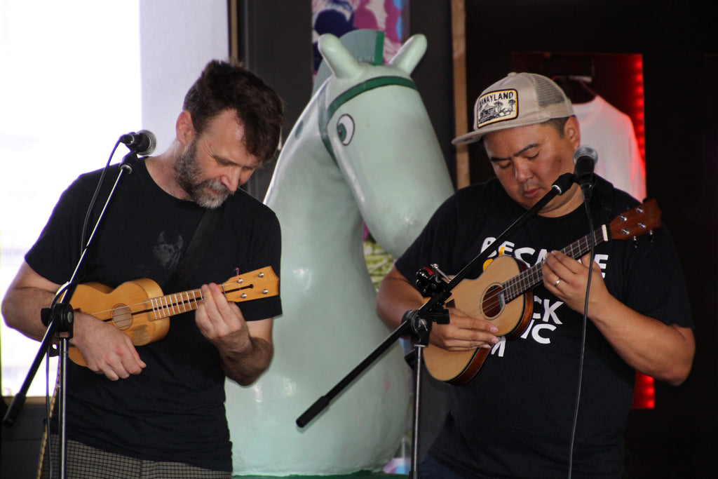 Iso Herquist und Ukulenny beim Ukulelespielen im Kunstverein Montez