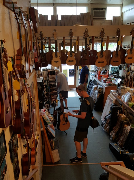 Ukulele Shop mit vielen Ukuklelen