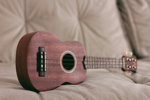 Ukulele auf dem Sofa zuhause