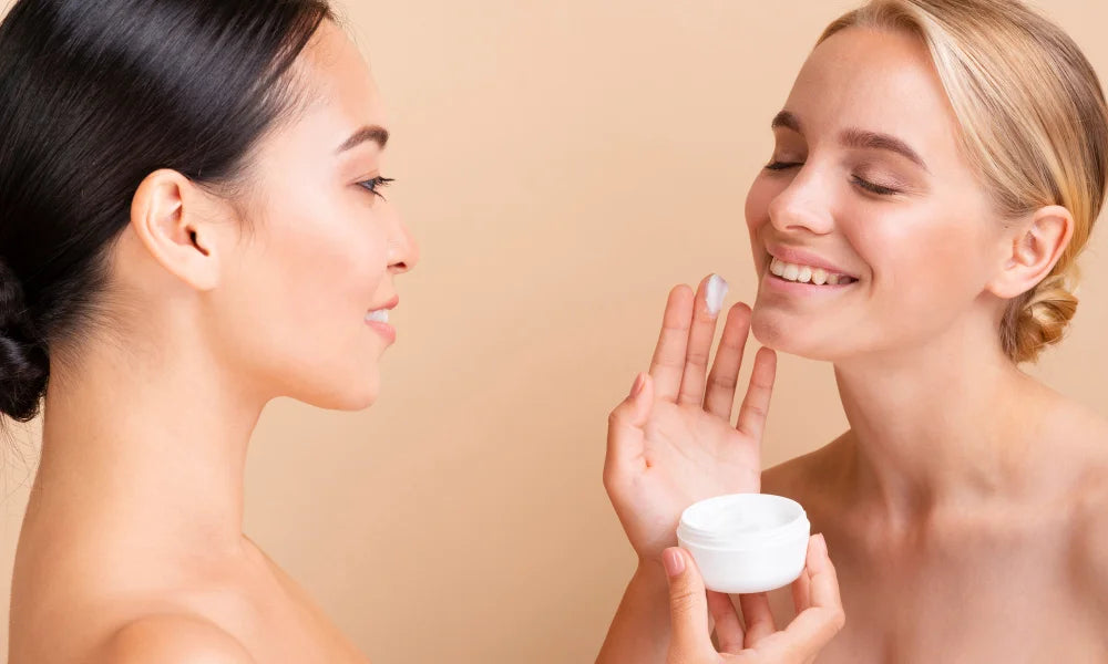 Crème de jour vs crème de nuit vs masque de nuit : comment les utiliser ? avantages peaux sensibles sèches conseils de soins de la peau incontournables K Beauty World