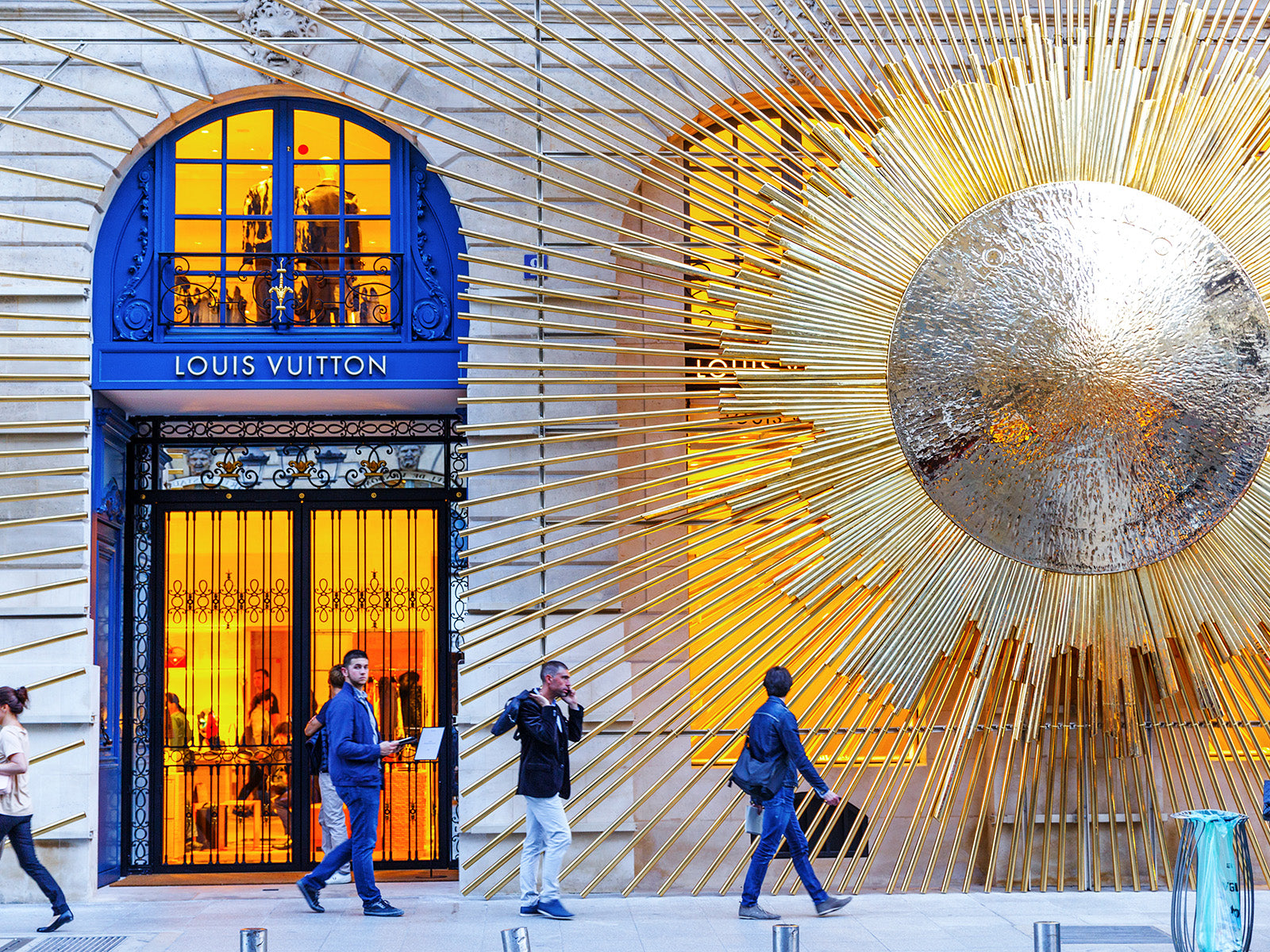 TOPIADE: Louis Vuitton Stores to Be Emblazoned with Logo-Shaped Topiary  Green Walls