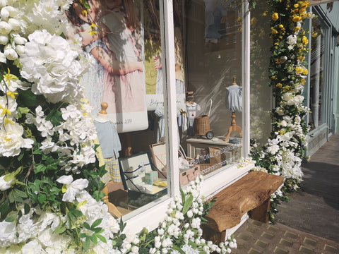 Belgravia in Bloom Pepa & Co. Shop-Bank mit weißen Blumen vorne