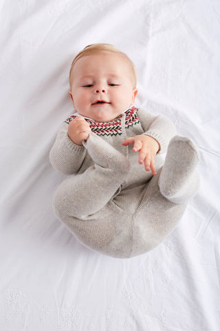 Baby in Grau Strickset