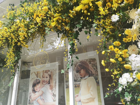 Belgravia in fiore Pepa & Co. Negozio davanti display con fiori bianchi e gialli
