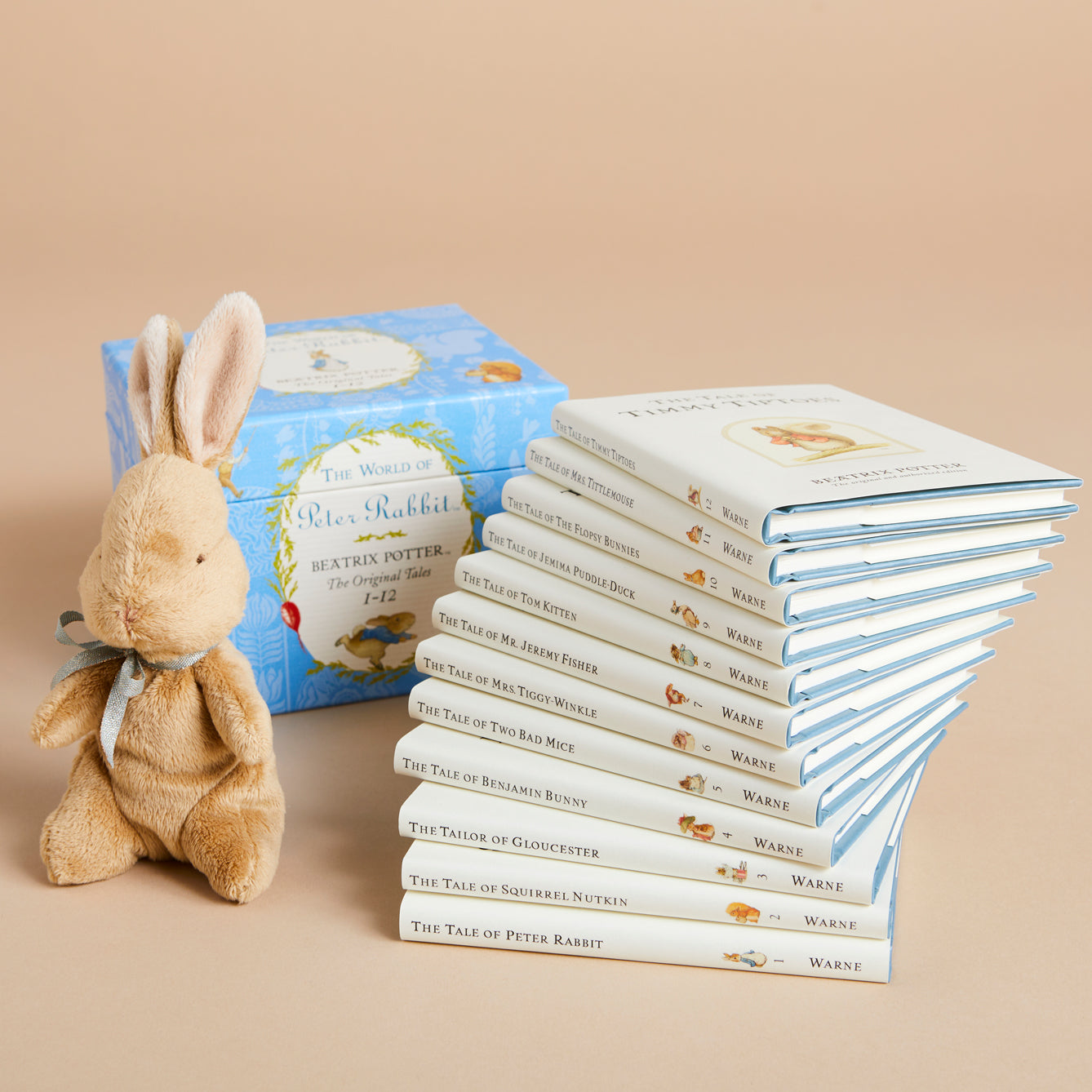 Peter Rabbit Boxset mit kleinem Hasenspielzeug.