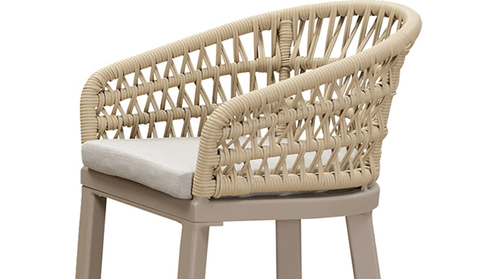 The hand-woven hollow backrest fully reflects the exquisite and unique ergonomic design, adding an elegant atmosphere to the overall appearance.