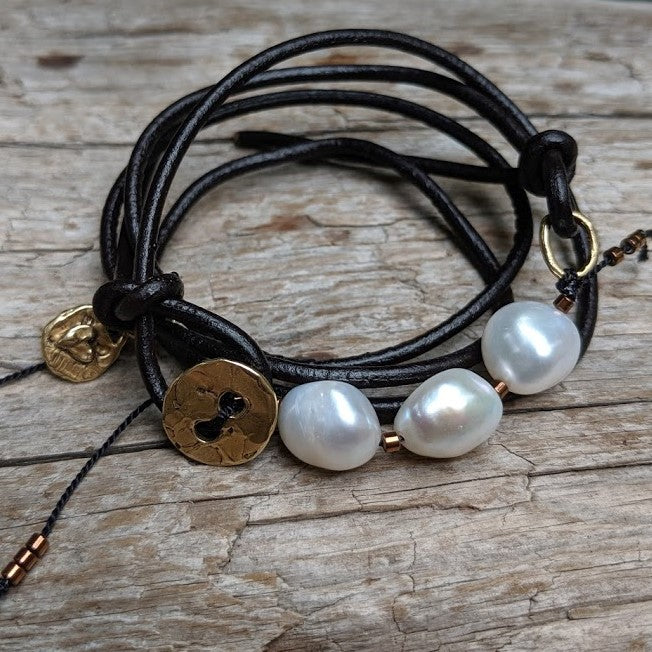 bracelet with a pearl