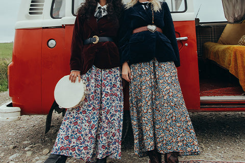 deux femmes habillées style bohème