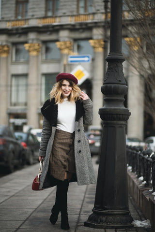 jeune femme promenade urbaine