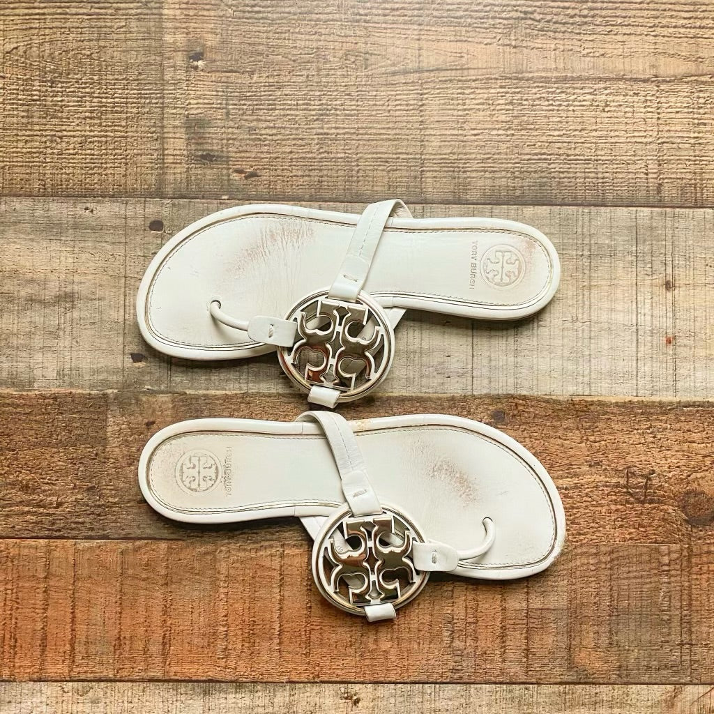 Pre-Owned Tory Burch White/Silver Sandals- Size 7 – The Saved Collection