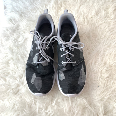 black camo tennis shoes