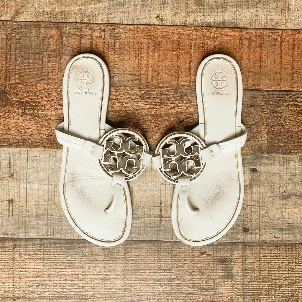 Pre-Owned Tory Burch White/Silver Sandals- Size 7 – The Saved Collection