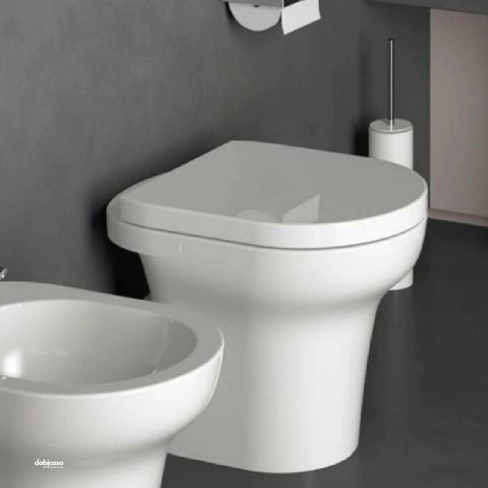 COPPIA DI SANITARI A TERRA DISTANZIATI WC E BIDET, CIPRO