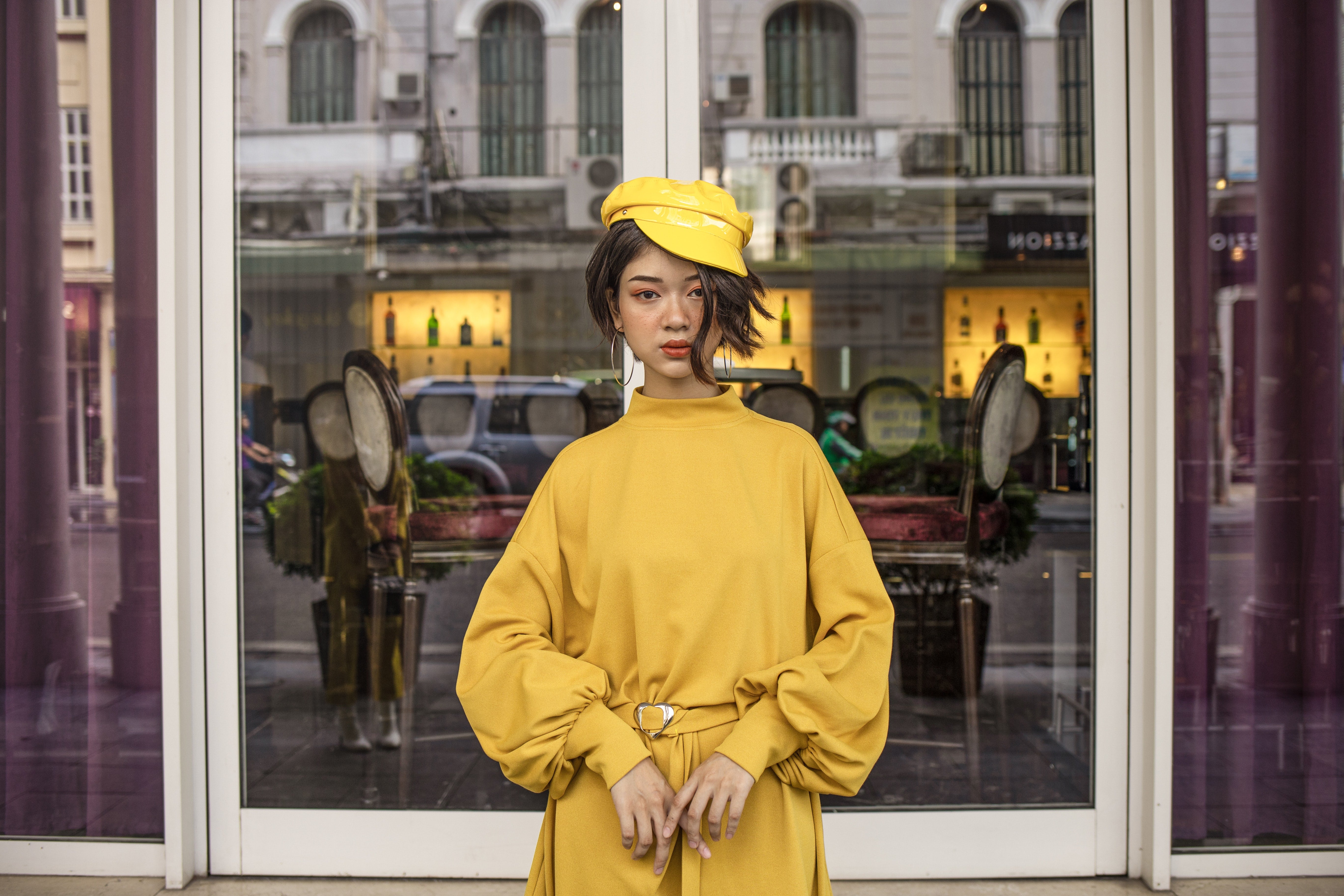 A woman with fashionable style and a newsboy cap