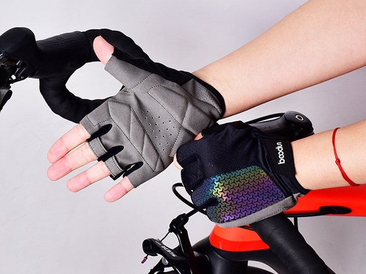 Stylish cycling gloves