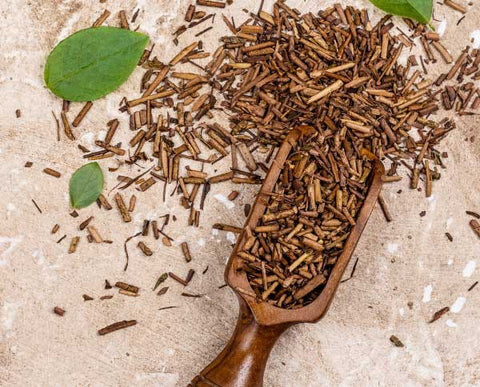 wooden scoop of hojicha tea