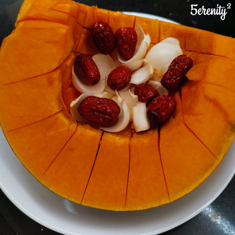 Pumpkin with lily bulb and red dates 