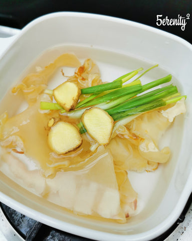 Boil fish maw in water with ginger and spring onions