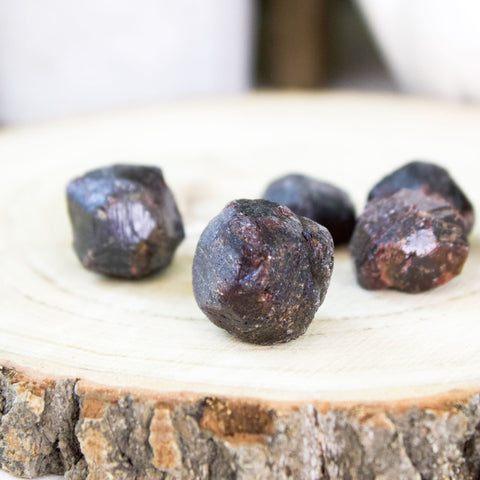 Healing Properties of Garnet – Moon Pebbles