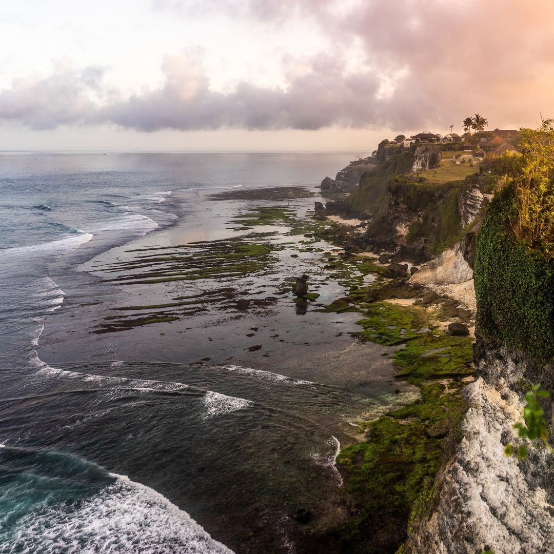 Dron photo of the Uluwatu cliff and the shore during low tide