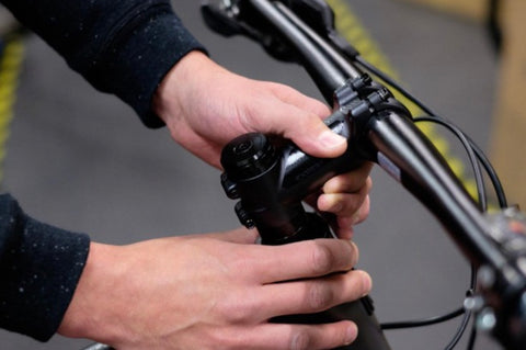 blog photo step 12 how to adjust handlebar in threadless stem of hybrid or mountain bike 