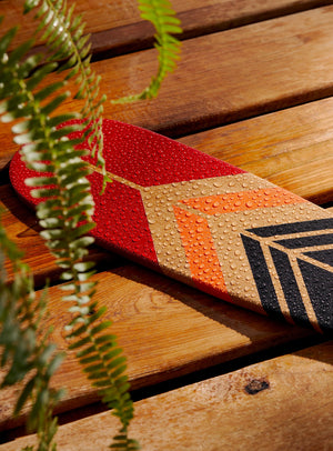Pagaie décorative en bois peinte à l'aide de trois couleurs. Noir, orange et rouge  – Onquata à Wendake
