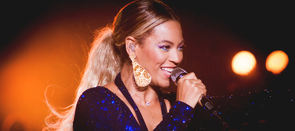 Beyoncé wearing Gilded Lace earrings Leopoldine on stage.