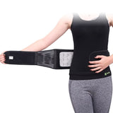 Ceinture lombaire chauffante avec aimants sur une femme vue de face