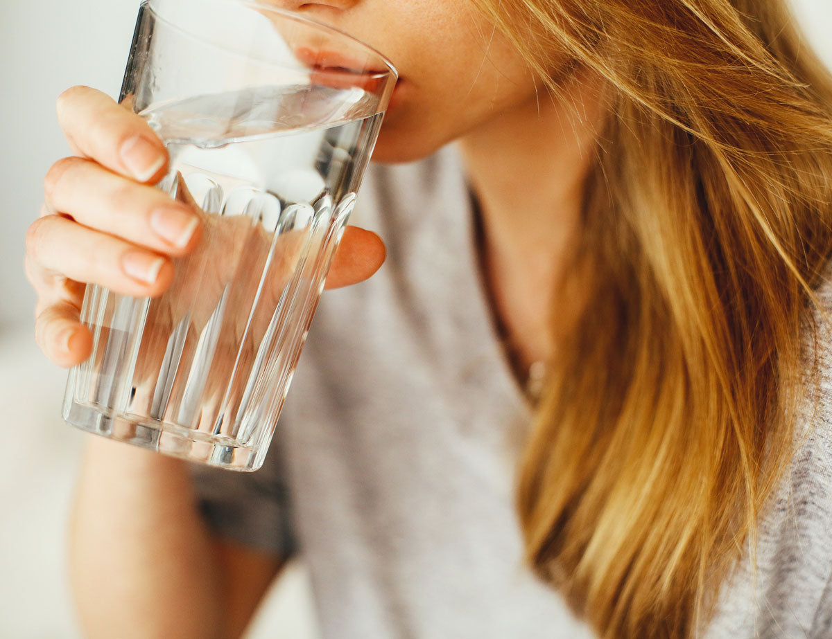 Frau trinkt ein Glas Wasser