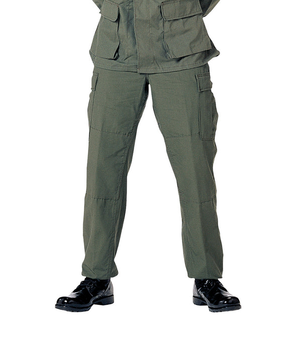 olive green pants with side pockets