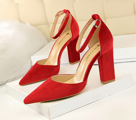 Ankle strap red pointed toe, squered 