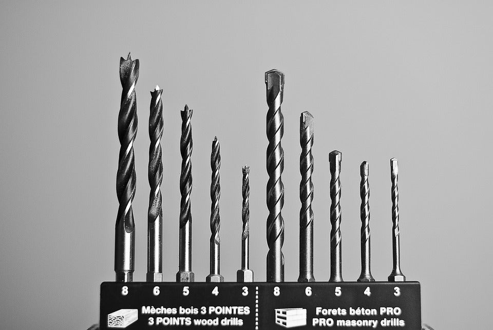 Whether you use them in a drill or a CNC machine, drilling bits have a relatively standardized appearance.