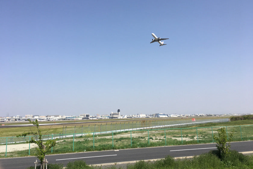 飛機在伊丹機場起飛。