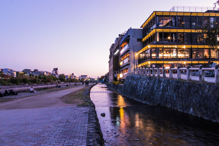 La vista del río Kamo al atardecer mientras recorría Japón en bicicleta.