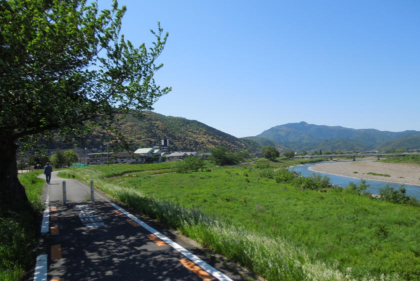 La increíble vía ciclista cerca del templo Matsuo taisha, en el río Katsura, en la ruta ciclista de Osaka a Kioto.