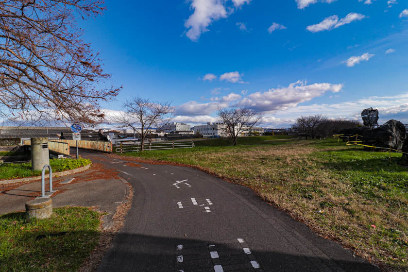 Una foto del puente sobre el río Tenjin en la ruta ciclista.