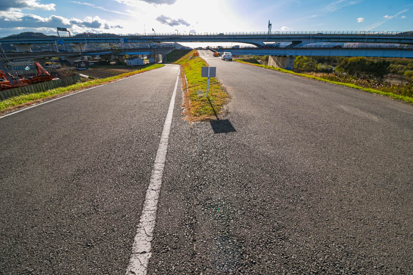 Una foto que muestra dónde nos desviamos a la izquierda para llegar al túnel que nos llevará al cruce del puente de los tres ríos.