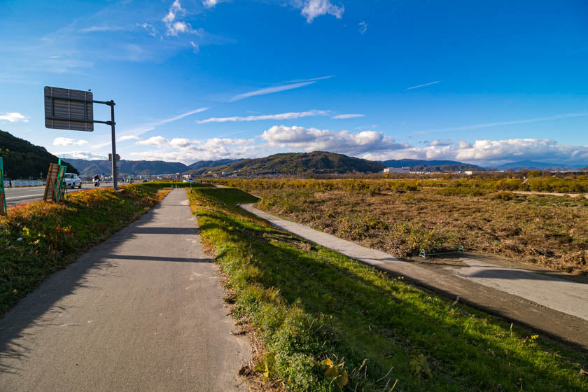 Vue vers le sud sur le début de la piste cyclable de Yodogawa, en direction d'Osaka.