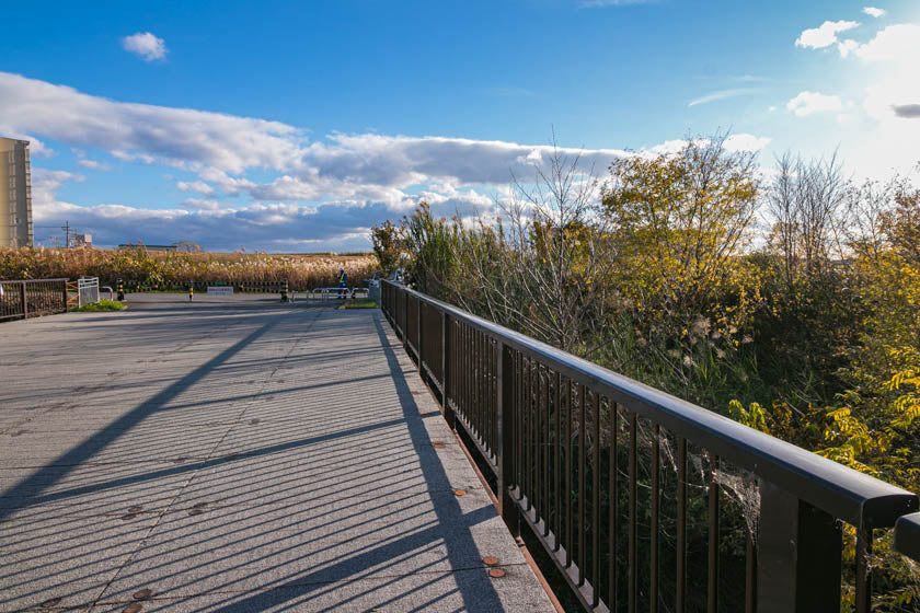 Une photo du petit pont et du virage à droite que nous devons prendre sur la piste cyclable.