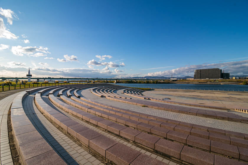 Paysage intéressant le long de la rivière Yodo sur notre itinéraire cycliste de Kyoto à Osaka.