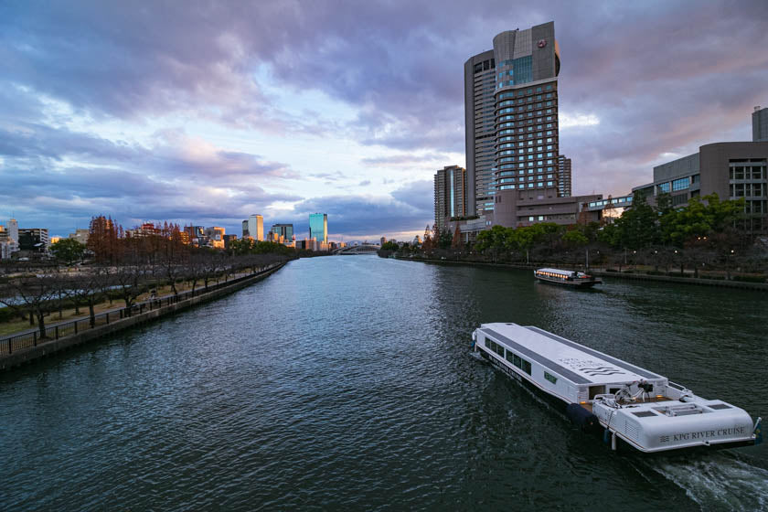 Stunning image of the Oo river, boats and buildings near the end of the cycling route.