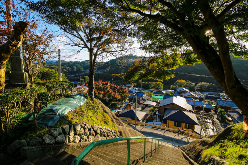 Mirando hacia abajo desde el santuario de Jokoji en nuestra ruta ciclista de Kioto, Uji y Otsu.