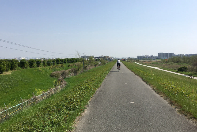 在稻川川附近騎自行車。