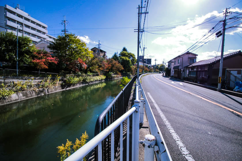 Un pequeño arroyo que desemboca en el río Kamo en nuestra ruta ciclista Kioto, Uji, Otsu.