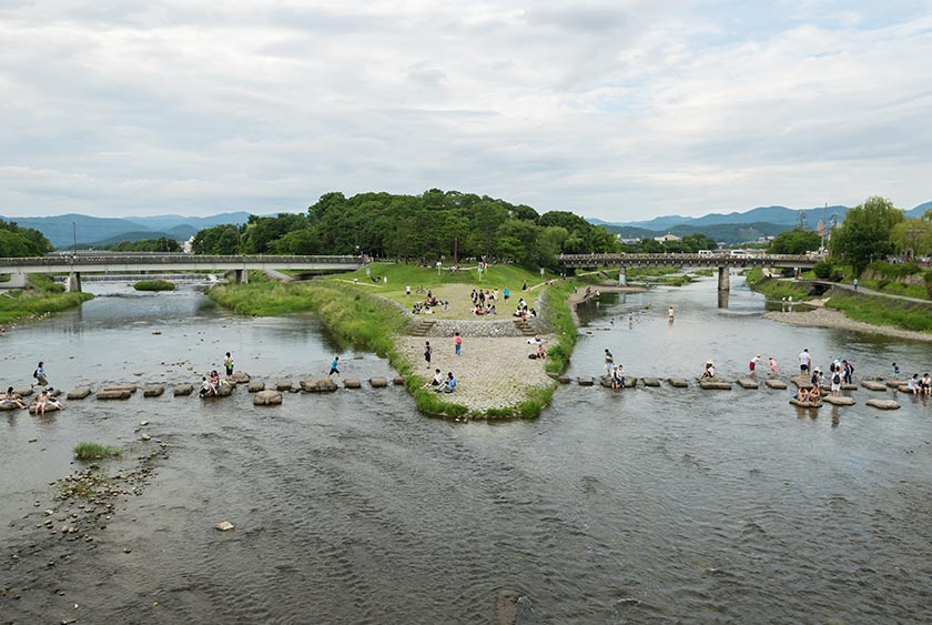 The Kamo river splitting into two at Demachiyanagi.